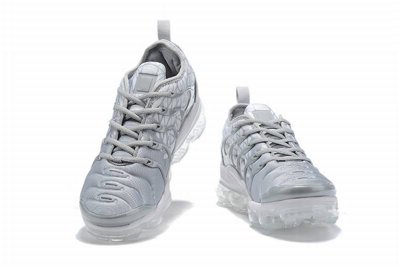 Les Nike Air Vapormax Plus TN Femme incarnent une fusion audacieuse entre l’héritage des baskets TN des années 90 et l’innovation moderne de la technologie Vapormax.