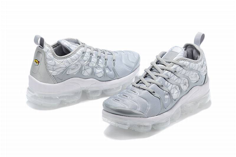 Les Nike Air Vapormax Plus TN Femme incarnent une fusion audacieuse entre l’héritage des baskets TN des années 90 et l’innovation moderne de la technologie Vapormax.