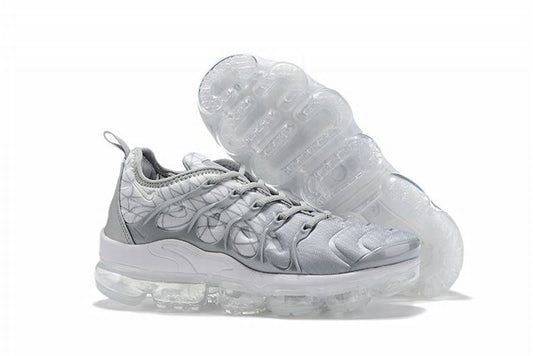 Les Nike Air Vapormax Plus TN Femme incarnent une fusion audacieuse entre l’héritage des baskets TN des années 90 et l’innovation moderne de la technologie Vapormax.