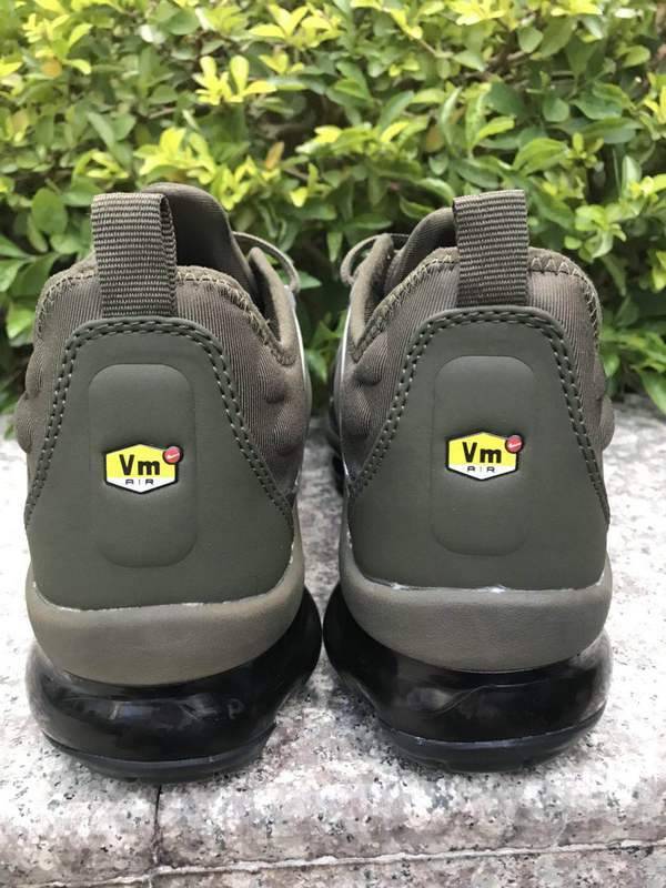 Les Nike Air Vapormax Plus TN Femme incarnent une fusion audacieuse entre l’héritage des baskets TN des années 90 et l’innovation moderne de la technologie Vapormax.
