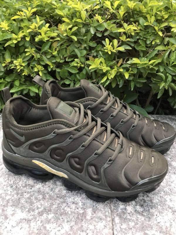 Les Nike Air Vapormax Plus TN Femme incarnent une fusion audacieuse entre l’héritage des baskets TN des années 90 et l’innovation moderne de la technologie Vapormax.