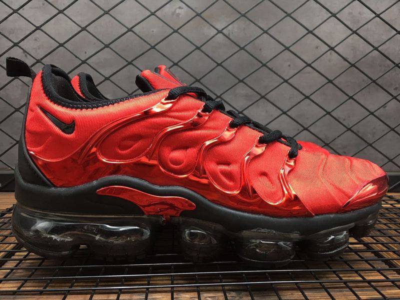 Les Nike Air Vapormax Plus TN Femme incarnent une fusion audacieuse entre l’héritage des baskets TN des années 90 et l’innovation moderne de la technologie Vapormax.