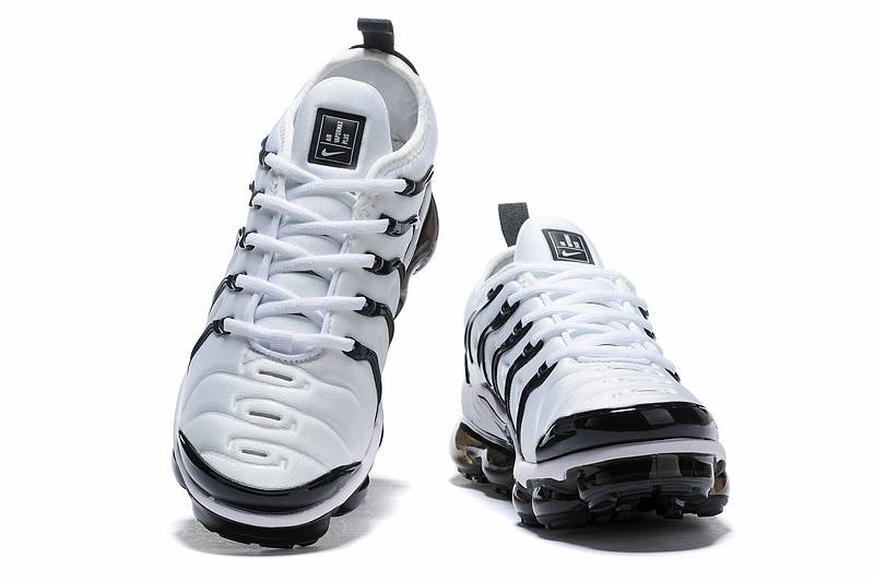 Les Nike Air Vapormax Plus TN Femme incarnent une fusion audacieuse entre l’héritage des baskets TN des années 90 et l’innovation moderne de la technologie Vapormax.