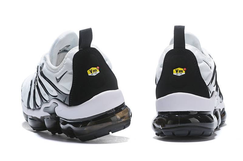Les Nike Air Vapormax Plus TN Femme incarnent une fusion audacieuse entre l’héritage des baskets TN des années 90 et l’innovation moderne de la technologie Vapormax.