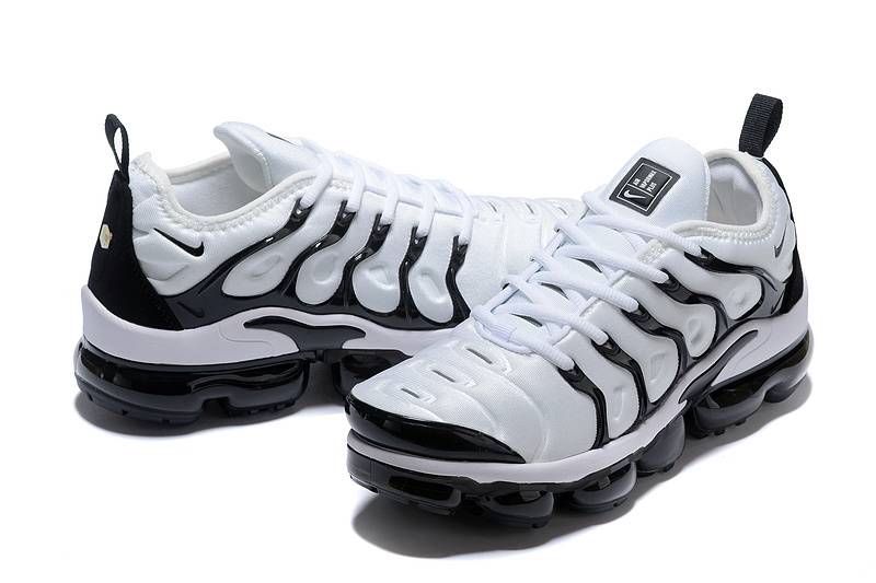 Les Nike Air Vapormax Plus TN Femme incarnent une fusion audacieuse entre l’héritage des baskets TN des années 90 et l’innovation moderne de la technologie Vapormax.