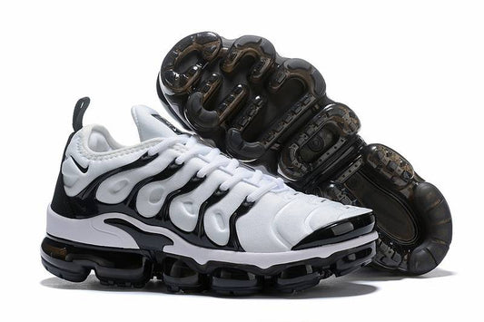 Les Nike Air Vapormax Plus TN Femme incarnent une fusion audacieuse entre l’héritage des baskets TN des années 90 et l’innovation moderne de la technologie Vapormax.