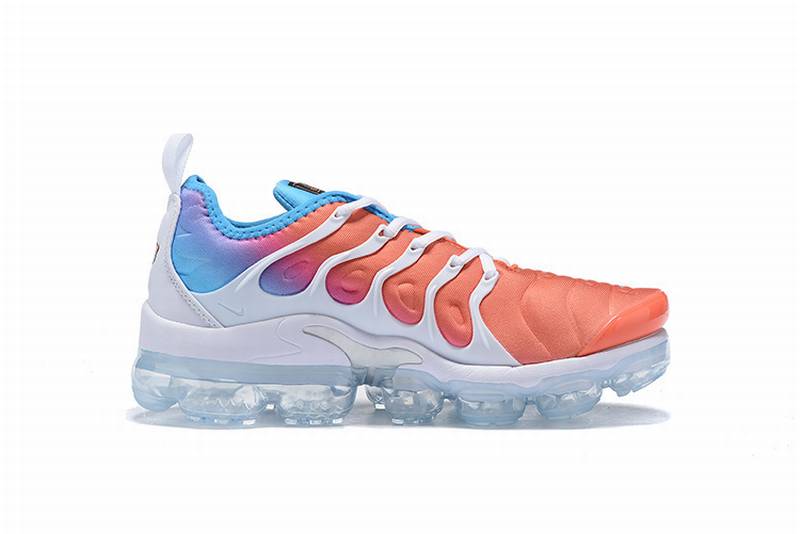 Les Nike Air Vapormax Plus TN Femme incarnent une fusion audacieuse entre l’héritage des baskets TN des années 90 et l’innovation moderne de la technologie Vapormax.