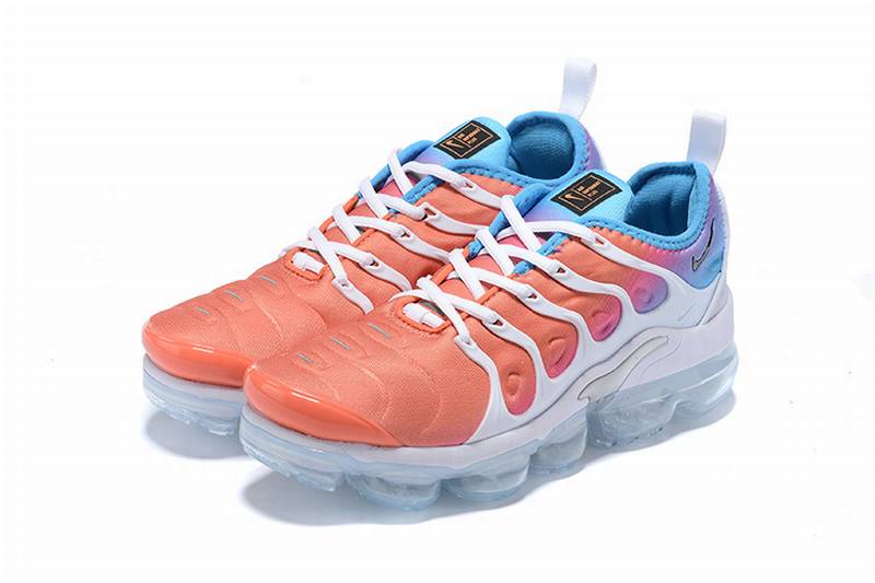 Les Nike Air Vapormax Plus TN Femme incarnent une fusion audacieuse entre l’héritage des baskets TN des années 90 et l’innovation moderne de la technologie Vapormax.