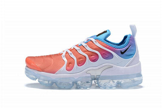 Les Nike Air Vapormax Plus TN Femme incarnent une fusion audacieuse entre l’héritage des baskets TN des années 90 et l’innovation moderne de la technologie Vapormax.