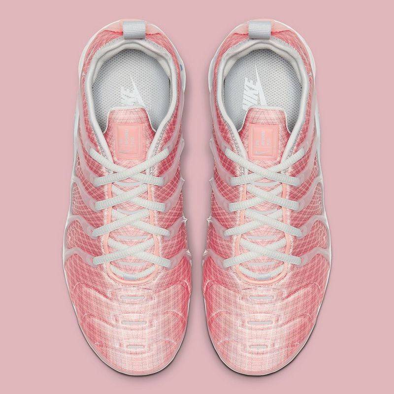 Les Nike Air Vapormax Plus TN Femme incarnent une fusion audacieuse entre l’héritage des baskets TN des années 90 et l’innovation moderne de la technologie Vapormax.