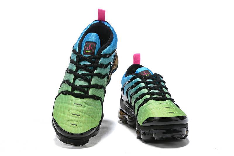Les Nike Air Vapormax Plus TN Femme incarnent une fusion audacieuse entre l’héritage des baskets TN des années 90 et l’innovation moderne de la technologie Vapormax.