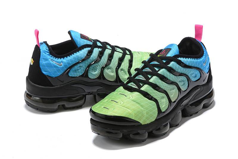 Les Nike Air Vapormax Plus TN Femme incarnent une fusion audacieuse entre l’héritage des baskets TN des années 90 et l’innovation moderne de la technologie Vapormax.