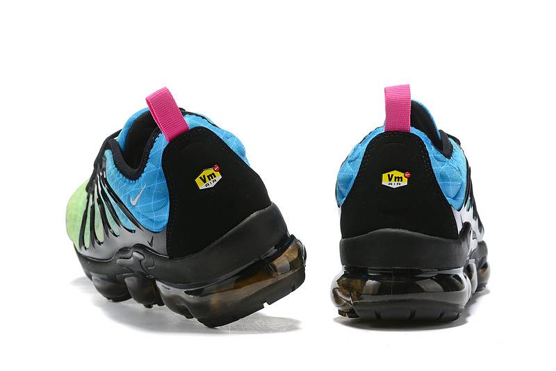 Les Nike Air Vapormax Plus TN Femme incarnent une fusion audacieuse entre l’héritage des baskets TN des années 90 et l’innovation moderne de la technologie Vapormax.