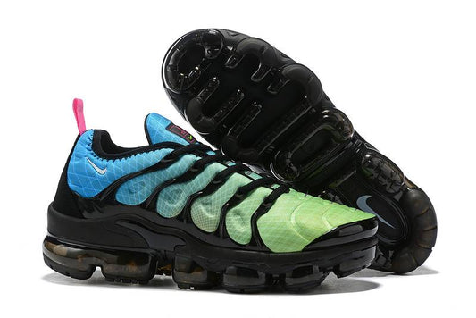 Les Nike Air Vapormax Plus TN Femme incarnent une fusion audacieuse entre l’héritage des baskets TN des années 90 et l’innovation moderne de la technologie Vapormax.