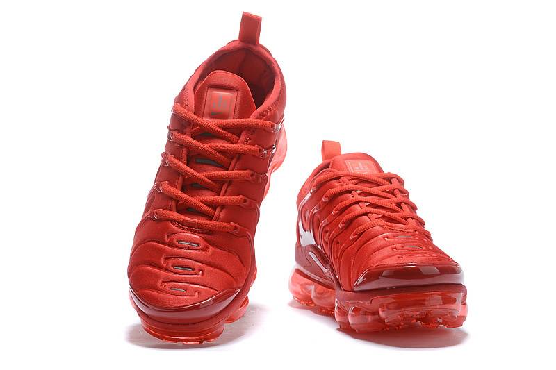 Les Nike Air Vapormax Plus TN Femme incarnent une fusion audacieuse entre l’héritage des baskets TN des années 90 et l’innovation moderne de la technologie Vapormax.