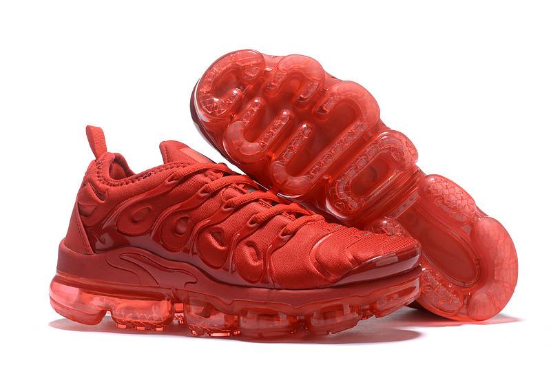 Les Nike Air Vapormax Plus TN Femme incarnent une fusion audacieuse entre l’héritage des baskets TN des années 90 et l’innovation moderne de la technologie Vapormax.