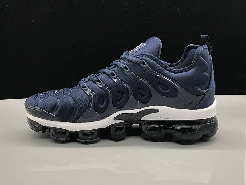 Les Nike Air Vapormax Plus TN Femme incarnent une fusion audacieuse entre l’héritage des baskets TN des années 90 et l’innovation moderne de la technologie Vapormax.