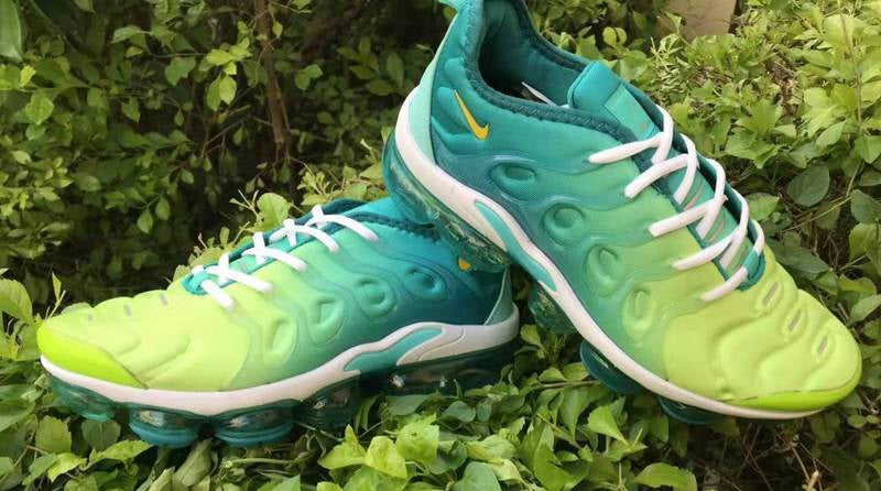 Les Nike Air Vapormax Plus TN Femme incarnent une fusion audacieuse entre l’héritage des baskets TN des années 90 et l’innovation moderne de la technologie Vapormax.