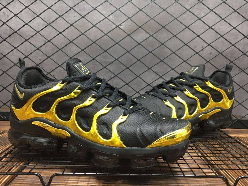 Les Nike Air Vapormax Plus TN Femme incarnent une fusion audacieuse entre l’héritage des baskets TN des années 90 et l’innovation moderne de la technologie Vapormax.