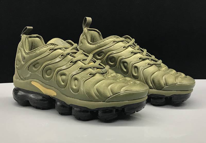 Les Nike Air Vapormax Plus TN Femme incarnent une fusion audacieuse entre l’héritage des baskets TN des années 90 et l’innovation moderne de la technologie Vapormax.