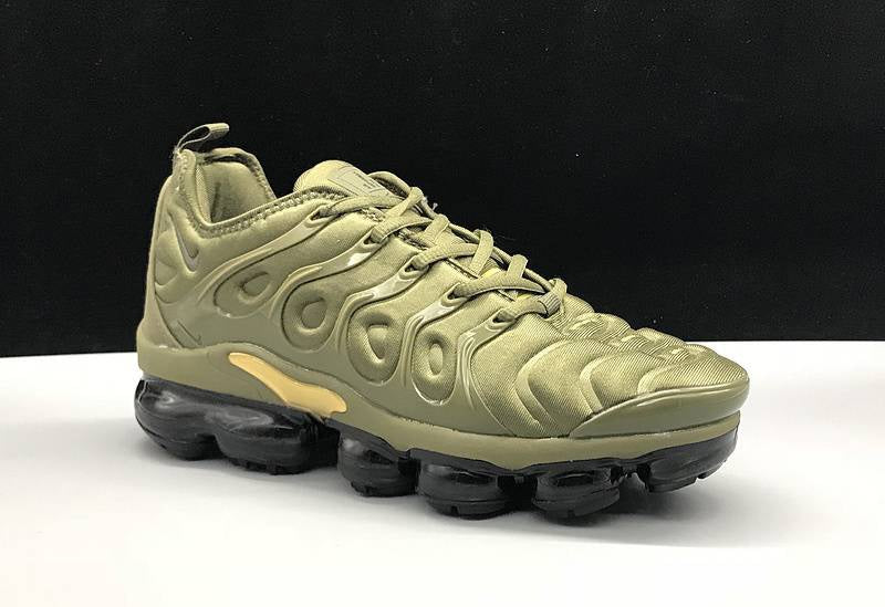 Les Nike Air Vapormax Plus TN Femme incarnent une fusion audacieuse entre l’héritage des baskets TN des années 90 et l’innovation moderne de la technologie Vapormax.