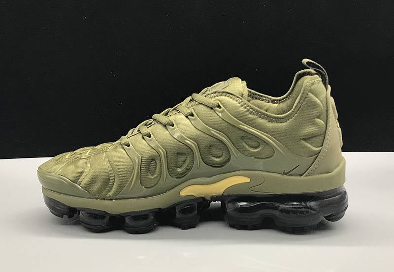 Les Nike Air Vapormax Plus TN Femme incarnent une fusion audacieuse entre l’héritage des baskets TN des années 90 et l’innovation moderne de la technologie Vapormax.