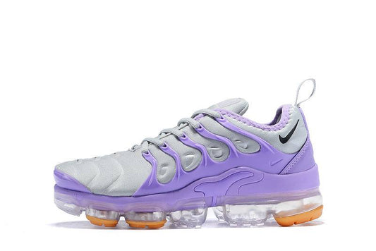 Les Nike Air Vapormax Plus TN Femme incarnent une fusion audacieuse entre l’héritage des baskets TN des années 90 et l’innovation moderne de la technologie Vapormax.
