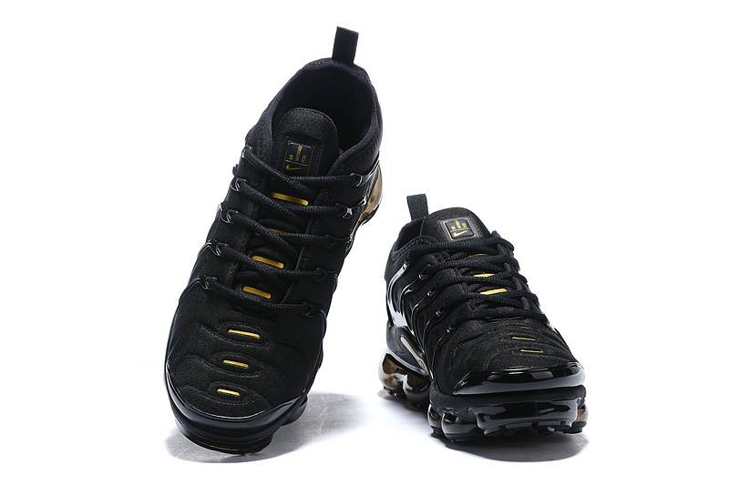 Les Nike Air Vapormax Plus TN Femme incarnent une fusion audacieuse entre l’héritage des baskets TN des années 90 et l’innovation moderne de la technologie Vapormax.
