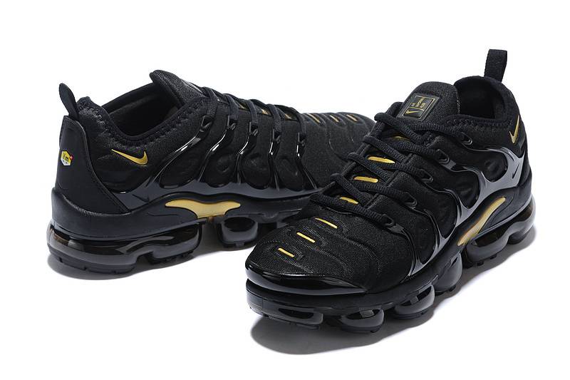 Les Nike Air Vapormax Plus TN Femme incarnent une fusion audacieuse entre l’héritage des baskets TN des années 90 et l’innovation moderne de la technologie Vapormax.