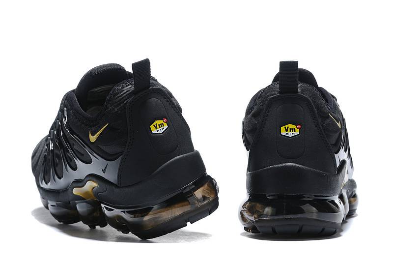 Les Nike Air Vapormax Plus TN Femme incarnent une fusion audacieuse entre l’héritage des baskets TN des années 90 et l’innovation moderne de la technologie Vapormax.
