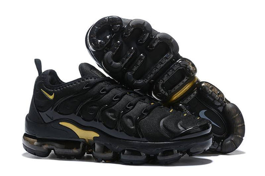 Les Nike Air Vapormax Plus TN Femme incarnent une fusion audacieuse entre l’héritage des baskets TN des années 90 et l’innovation moderne de la technologie Vapormax.