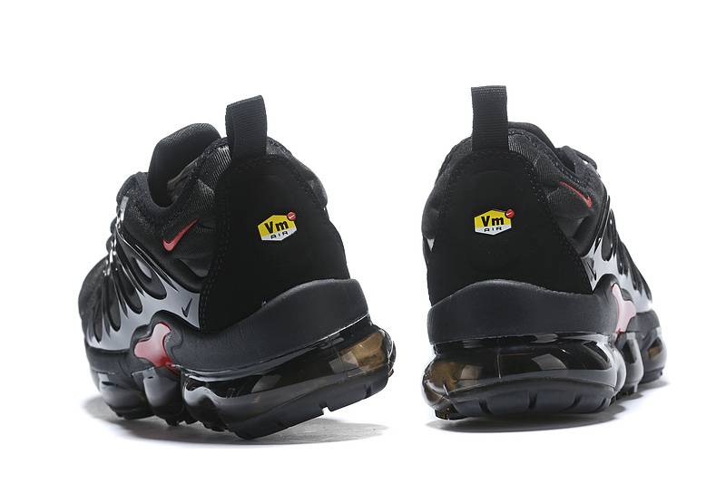 Les Nike Air Vapormax Plus TN Femme incarnent une fusion audacieuse entre l’héritage des baskets TN des années 90 et l’innovation moderne de la technologie Vapormax.