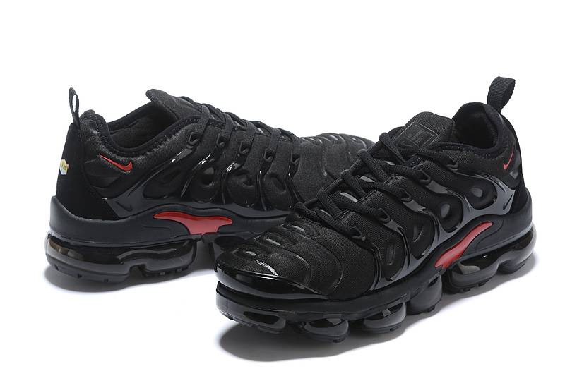 Les Nike Air Vapormax Plus TN Femme incarnent une fusion audacieuse entre l’héritage des baskets TN des années 90 et l’innovation moderne de la technologie Vapormax.