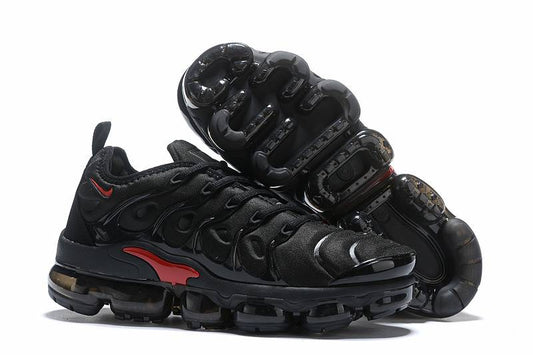 Les Nike Air Vapormax Plus TN Femme incarnent une fusion audacieuse entre l’héritage des baskets TN des années 90 et l’innovation moderne de la technologie Vapormax.