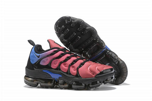 Les Nike Air Vapormax Plus TN Femme incarnent une fusion audacieuse entre l’héritage des baskets TN des années 90 et l’innovation moderne de la technologie Vapormax.