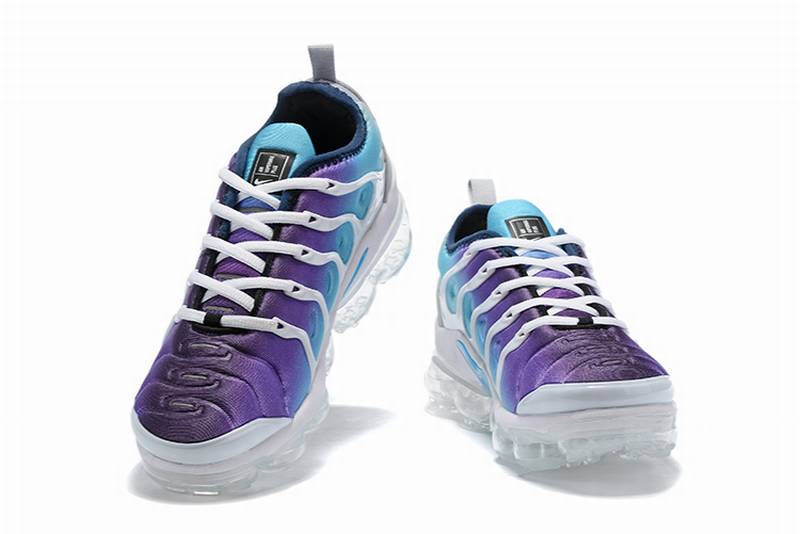 Les Nike Air Vapormax Plus TN Femme incarnent une fusion audacieuse entre l’héritage des baskets TN des années 90 et l’innovation moderne de la technologie Vapormax.