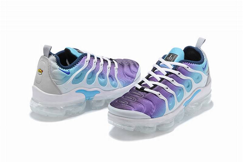 Les Nike Air Vapormax Plus TN Femme incarnent une fusion audacieuse entre l’héritage des baskets TN des années 90 et l’innovation moderne de la technologie Vapormax.