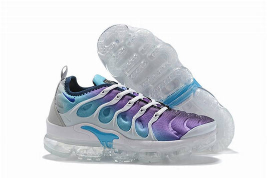 Les Nike Air Vapormax Plus TN Femme incarnent une fusion audacieuse entre l’héritage des baskets TN des années 90 et l’innovation moderne de la technologie Vapormax.