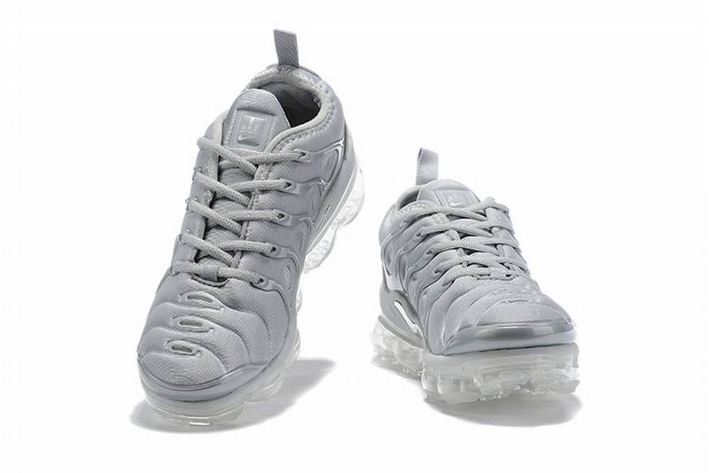 Les Nike Air Vapormax Plus TN Femme incarnent une fusion audacieuse entre l’héritage des baskets TN des années 90 et l’innovation moderne de la technologie Vapormax.