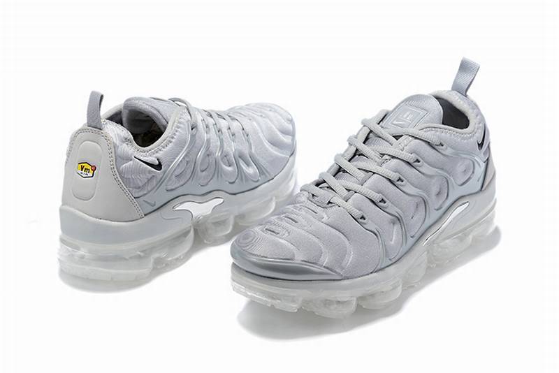 Les Nike Air Vapormax Plus TN Femme incarnent une fusion audacieuse entre l’héritage des baskets TN des années 90 et l’innovation moderne de la technologie Vapormax.