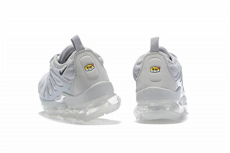 Les Nike Air Vapormax Plus TN Femme incarnent une fusion audacieuse entre l’héritage des baskets TN des années 90 et l’innovation moderne de la technologie Vapormax.