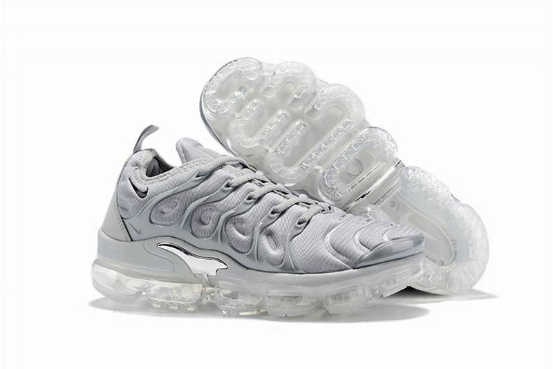 Les Nike Air Vapormax Plus TN Femme incarnent une fusion audacieuse entre l’héritage des baskets TN des années 90 et l’innovation moderne de la technologie Vapormax.