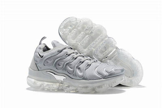 Les Nike Air Vapormax Plus TN Femme incarnent une fusion audacieuse entre l’héritage des baskets TN des années 90 et l’innovation moderne de la technologie Vapormax.