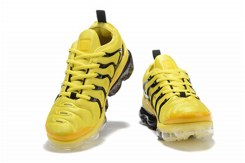 Les Nike Air Vapormax Plus TN Femme incarnent une fusion audacieuse entre l’héritage des baskets TN des années 90 et l’innovation moderne de la technologie Vapormax.