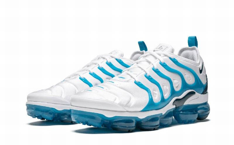 Les Nike Air Vapormax Plus TN Femme incarnent une fusion audacieuse entre l’héritage des baskets TN des années 90 et l’innovation moderne de la technologie Vapormax.