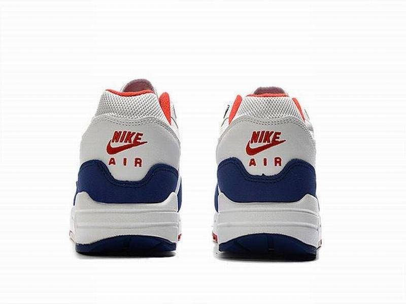 Les baskets Nike Air Max 1 Femme incarnent l’héritage emblématique de la marque Nike, combinant un design intemporel avec des touches modernes.