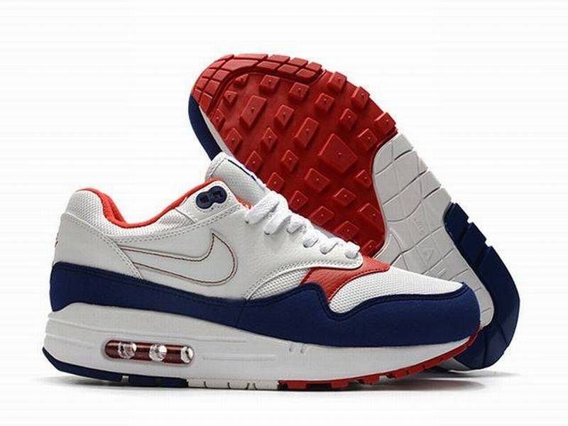 Les baskets Nike Air Max 1 Femme incarnent l’héritage emblématique de la marque Nike, combinant un design intemporel avec des touches modernes.