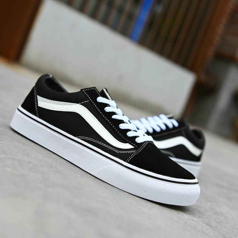 Les baskets Vans Femme se distinguent par leur style intemporel et leur esprit californien décontracté, faisant d’elles un symbole de liberté et d’individualité.