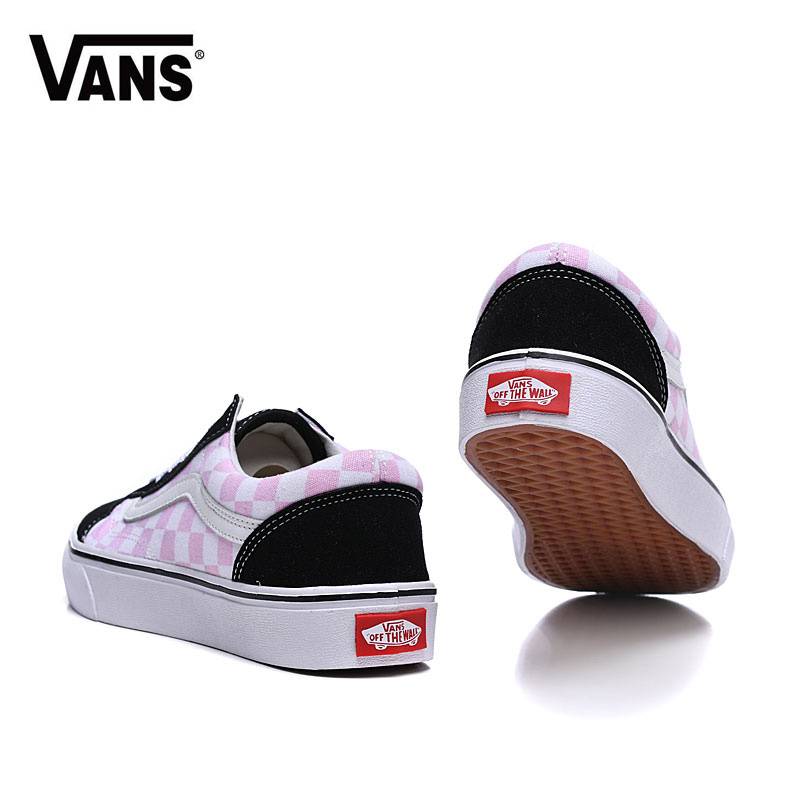 Les baskets Vans Femme se distinguent par leur style intemporel et leur esprit californien décontracté, faisant d’elles un symbole de liberté et d’individualité.