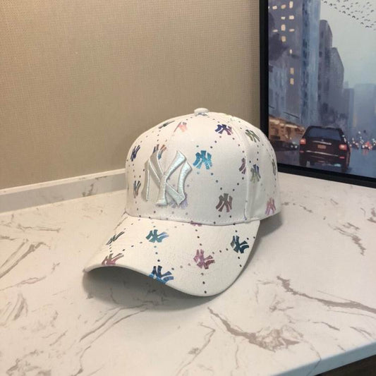 Les casquettes New Era unisexe sont une référence.

 incontournable pour ceux qui recherchent un accessoire à la fois tendance et fonctionnel.

En plus, leur design emblématique, associé à des matériaux de qualité.